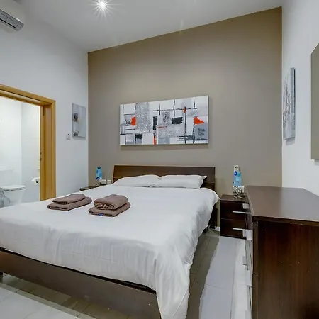 Modern 1br Maisonette Steps From The Promenade Апартаменты Слима