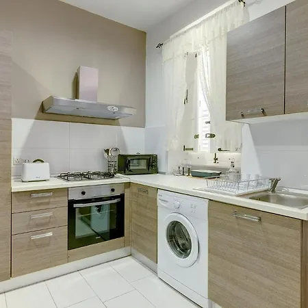 Апартаменты Modern 1br Maisonette Steps From The Promenade *