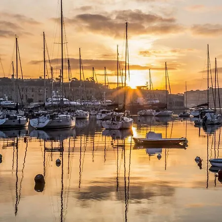 Апартаменты Modern 1br Maisonette Steps From The Promenade